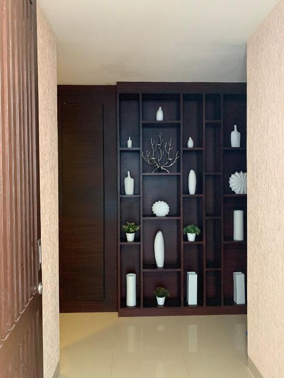 Deluxe Sea View Condo with balcony, Private beach Apartment in Chon Buri Changwat