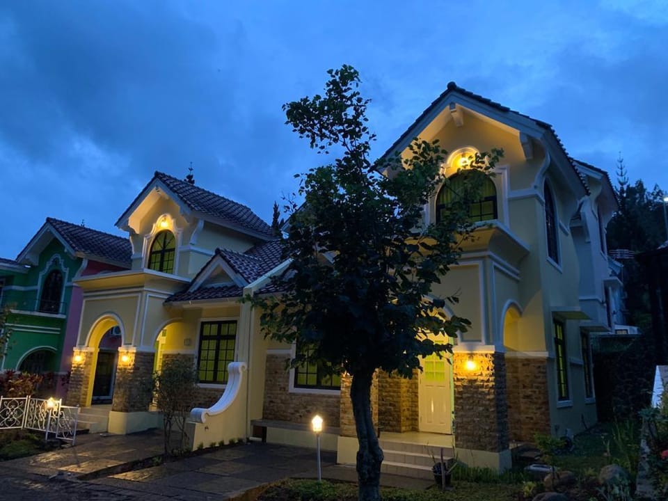 Villa Wubao sebelah hotel Le Eminence & Kota Bunga Villa in West Java