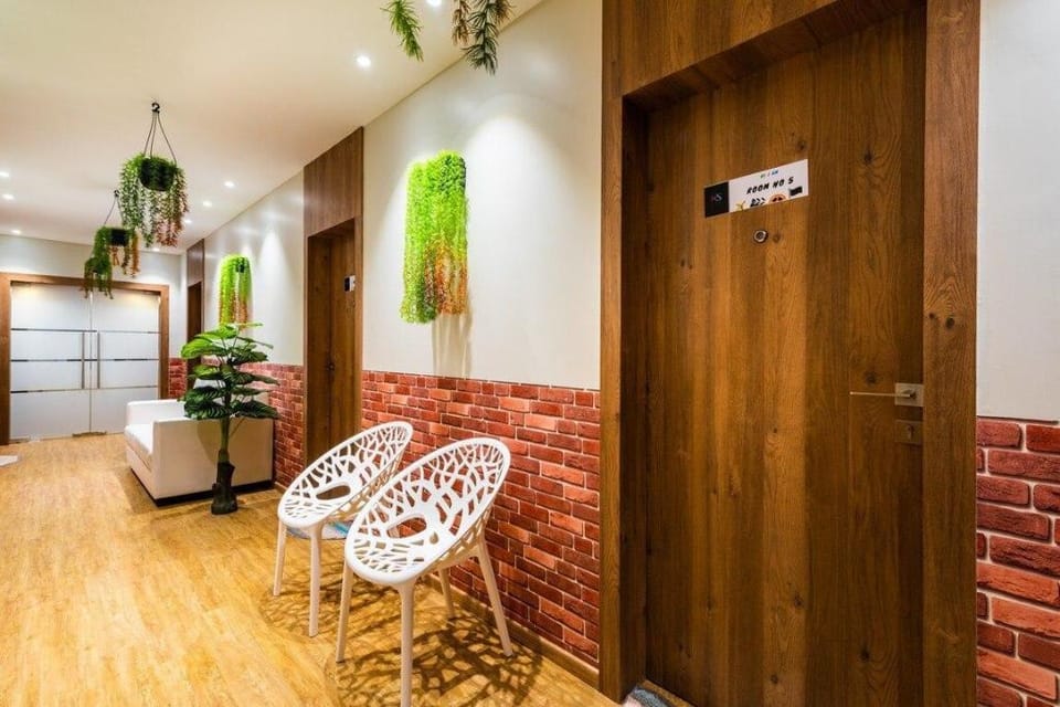 King Monarch Room - Living space -wifi  Vacation rental in Mumbai