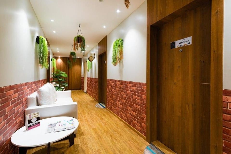 King Monarch Room - Living space -wifi  Vacation rental in Mumbai