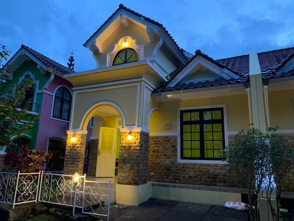 Villa Wubao Kota Bunga 2 lantai Villa in West Java