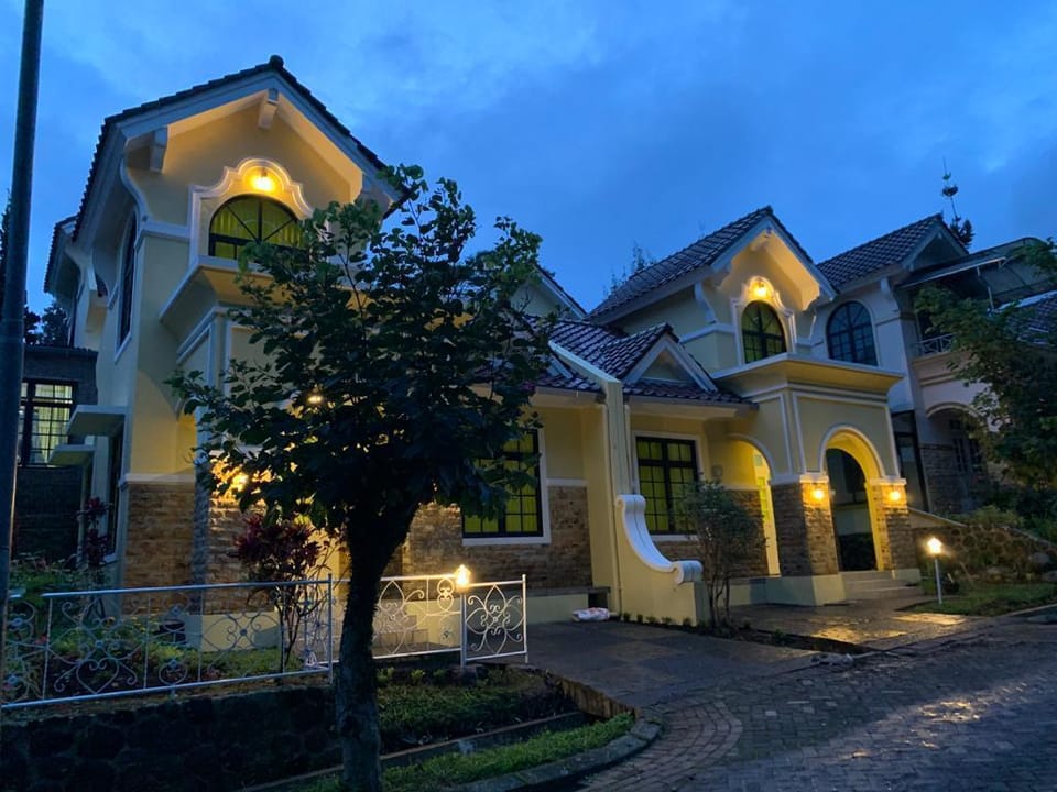 Villa Wubao Kota Bunga 2 lantai Villa in West Java