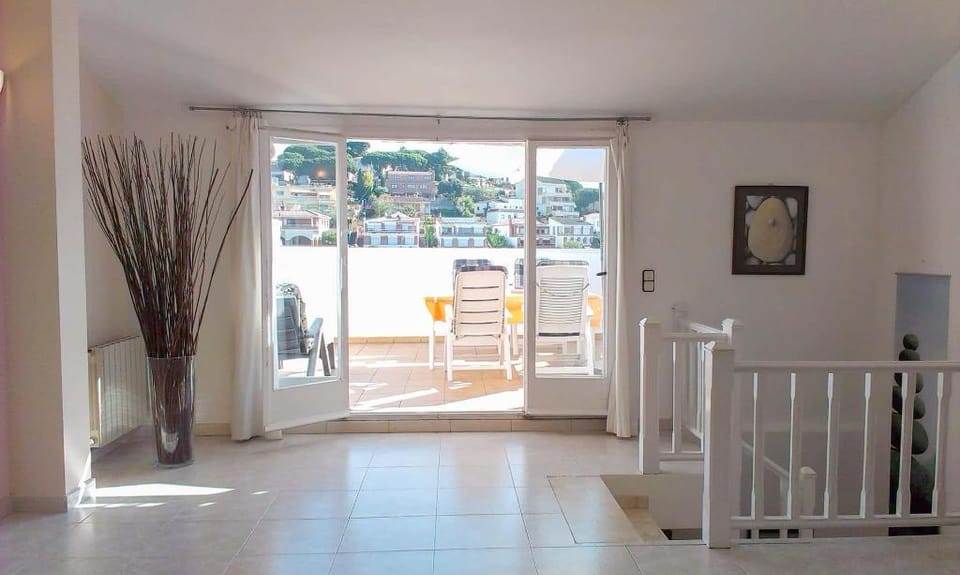 Spacious family vacation home with rooftop terrace Vacation rental in Maresme