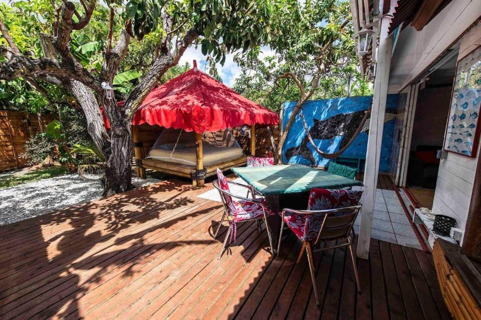 Fare Bamboo avec PALAPA et piscine partagée Vacation rental in Moorea-Maiao