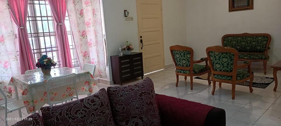 Mar's Homestay @ Mutiara Rini Skudai Johor  Vacation rental in Johor Bahru