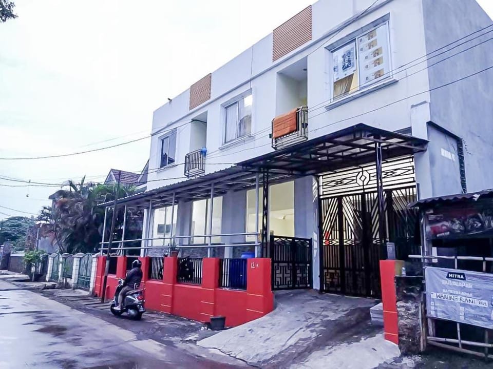 Agnes Residence near Blok M Mitra RedDoorz Hotel in South Jakarta City