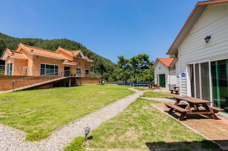 hongceon byeolbicheureuneunmaeul pensyeon Bed and Breakfast in South Korea