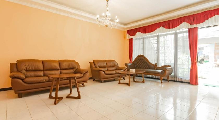 Shofy Guest House Syariah Mitra RedDoorz Hotel in Bandung
