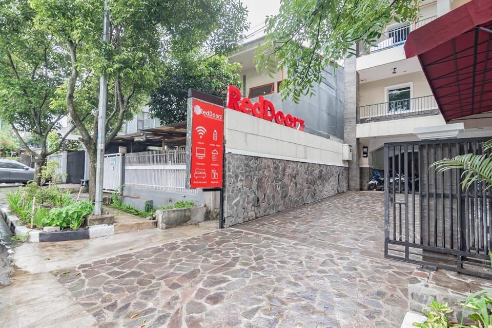 RedDoorz Plus @ Bagusrangin Street Hotel in Bandung