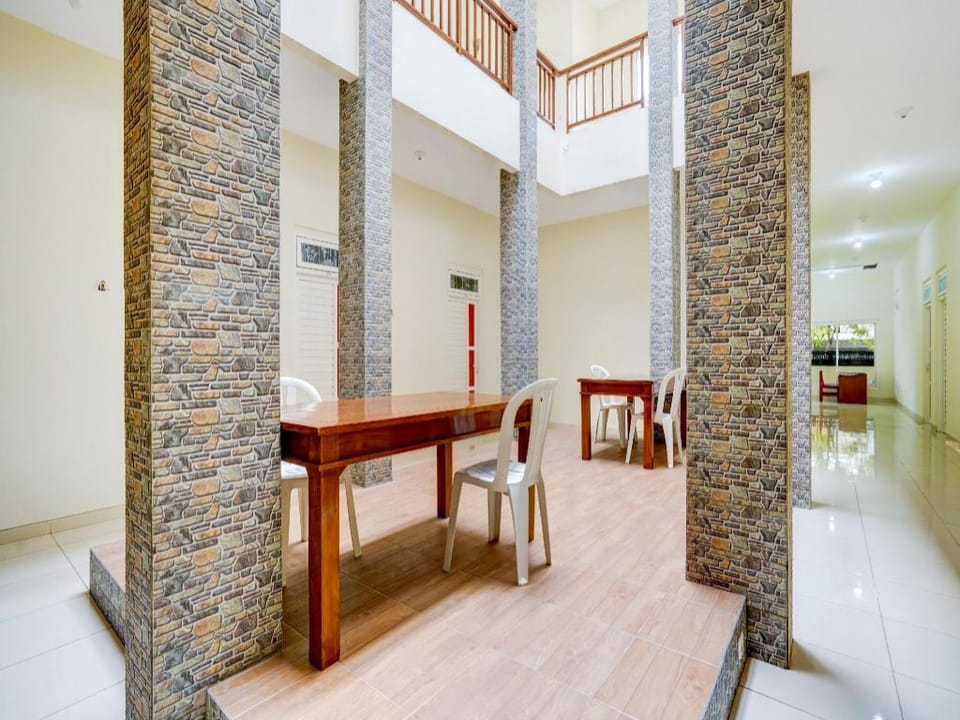 OYO 90173 Innapp Tenggilis Family Residence Hotel in Surabaya