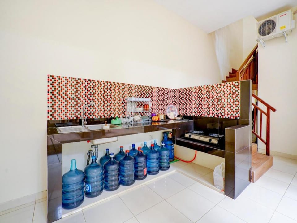 OYO 90173 Innapp Tenggilis Family Residence Hotel in Surabaya