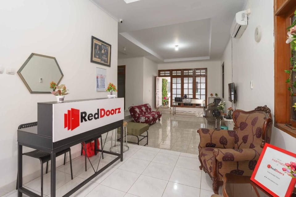 RedDoorz Syariah near Exit Toll Jatiwarna 2 Hotel in Jakarta