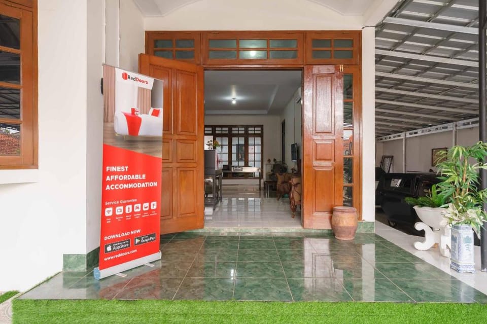 RedDoorz Syariah near Exit Toll Jatiwarna 2 Hotel in Jakarta