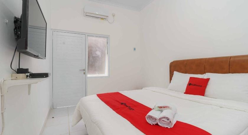 RedDoorz Syariah near Exit Toll Jatiwarna 2 Hotel in Jakarta