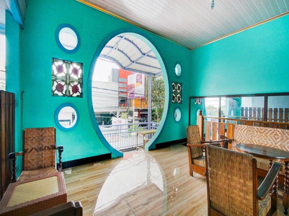 OYO 90179 Sybilla Cafe & Homestay Hotel in East Java