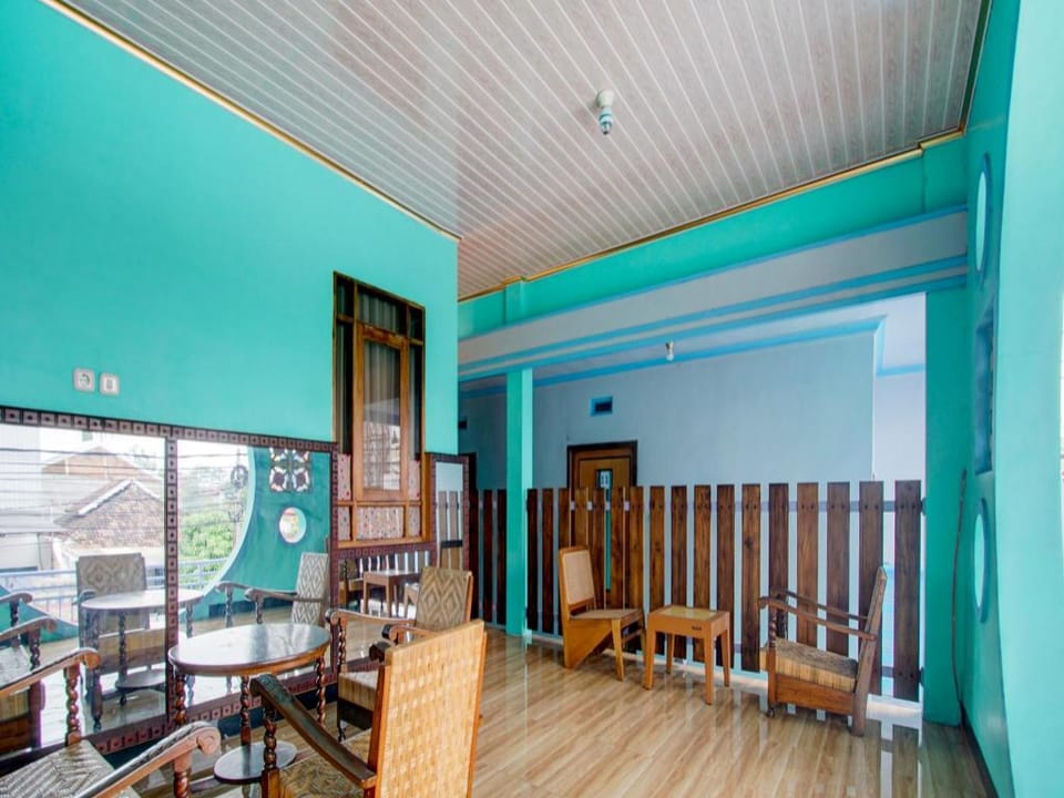 OYO 90179 Sybilla Cafe & Homestay Hotel in East Java