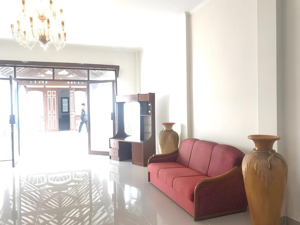 OYO 92468 Roemah Djatinegara Hotel in South Jakarta City