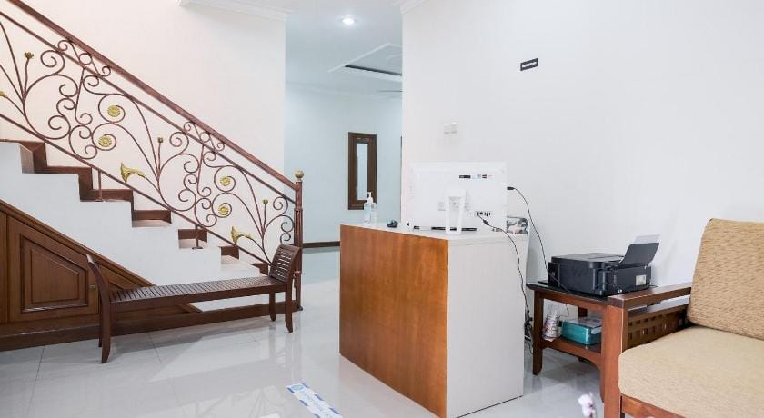 wisma delapan Mitra RedDoorz Hotel in South Jakarta City