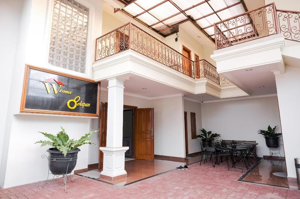 wisma delapan Mitra RedDoorz Hotel in South Jakarta City