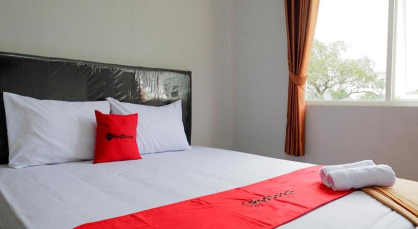 RedDoorz @ City Park Medoho Semarang Hotel in Indonesia