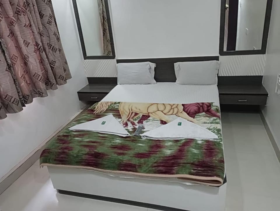 Hotel Shri Sai Darshan Bed and Breakfast in Maharashtra
