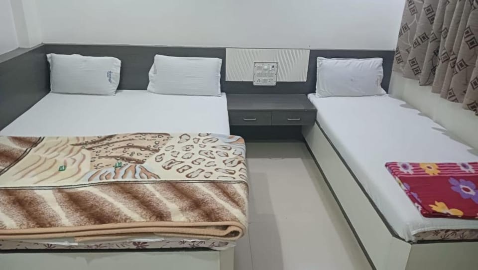 Hotel Shri Sai Darshan Bed and Breakfast in Maharashtra