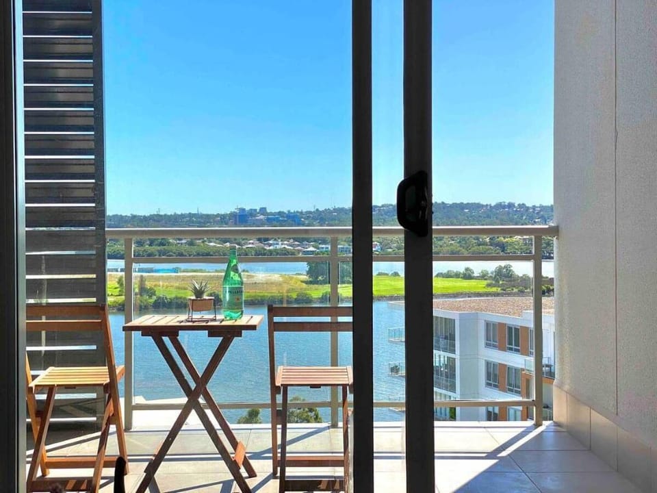 Waterfront Apartment & Unlimited Netflix Apartment in Sydney