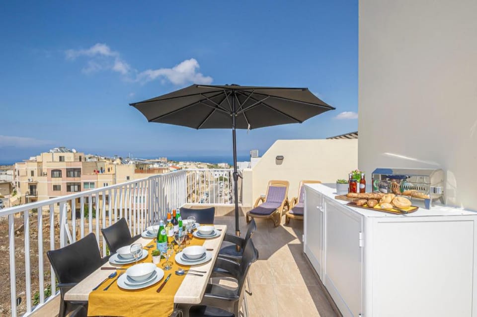 Summer Breeze Penthouse with private Hot Tub Apartment in Saint Paul's Bay