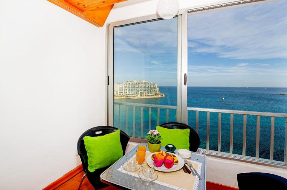 GetawaysMalta - Spinola Bay Apartment A Apartment in Saint Julians