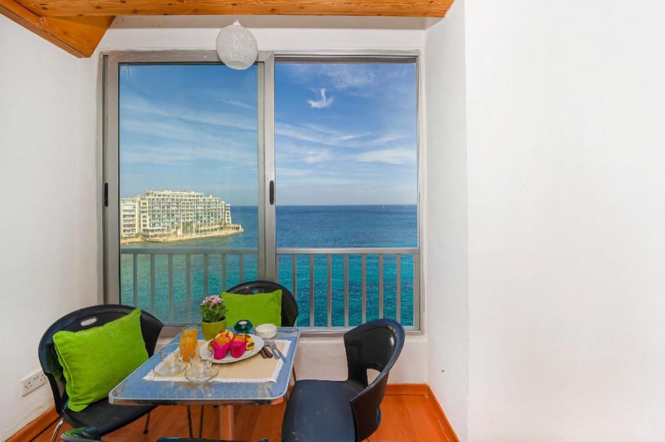 GetawaysMalta - Spinola Bay Apartment A Apartment in Saint Julians