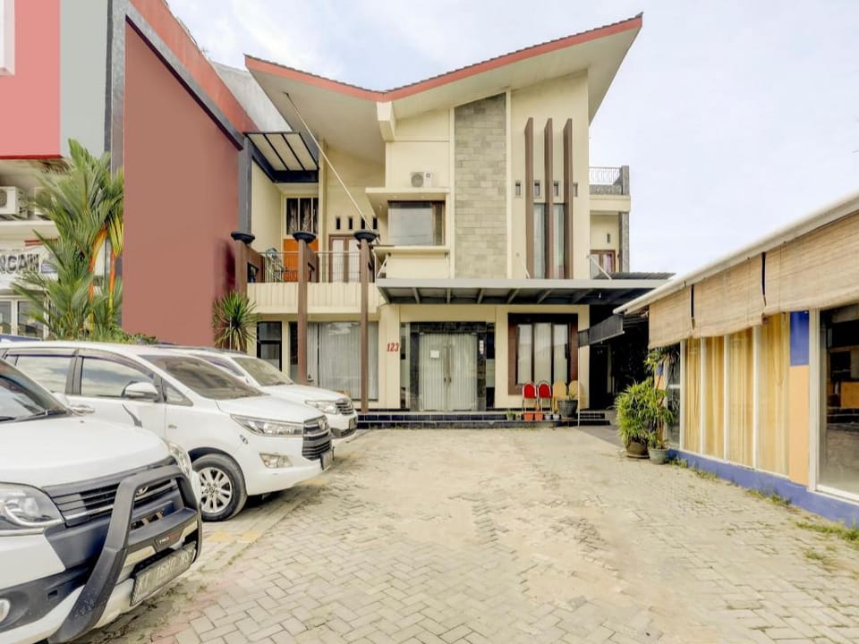 OYO 3884 Dixie Syariah Guest House Hotel in Indonesia