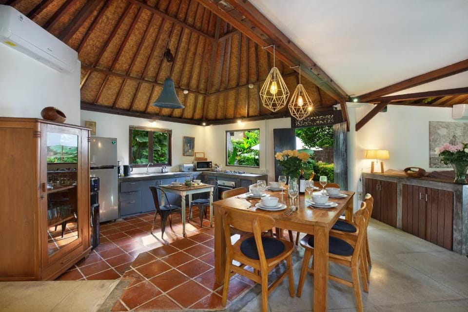 Best Location 7 Bed/7.5 Bath Pool Villa/near beach Villa in Kuta