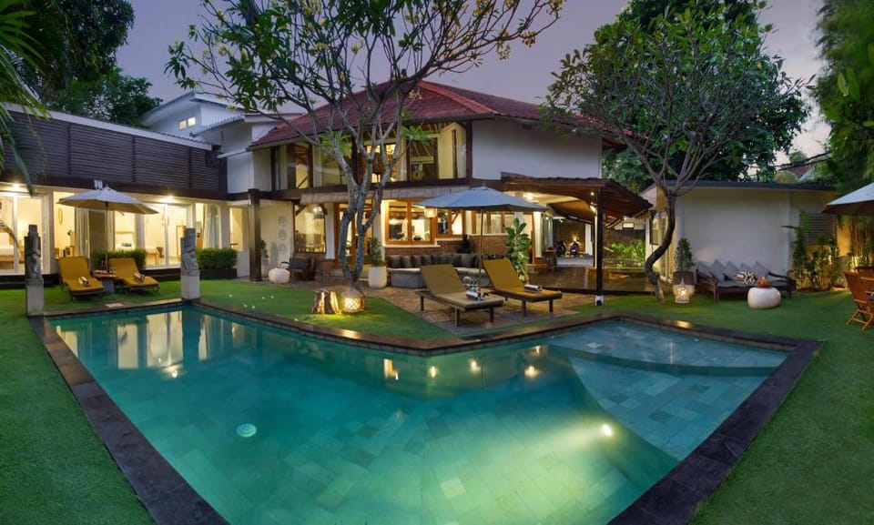 Best Location 7 Bed/7.5 Bath Pool Villa/near beach Villa in Kuta