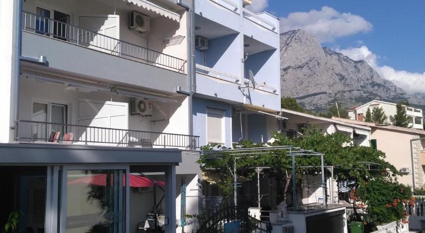 Sea view Apartment for 24 people - family Apartment in Baška Voda