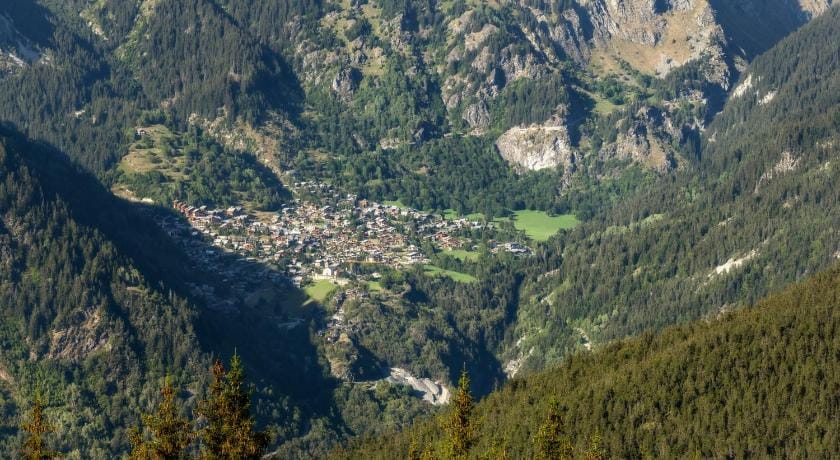 Apartment - 12 rooms - Living room lounge with fireplaces Apartment in Champagny-en-Vanoise