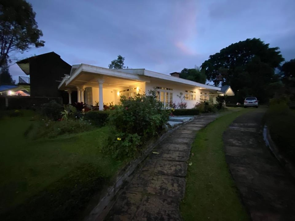 Grove House Villa in Cisarua