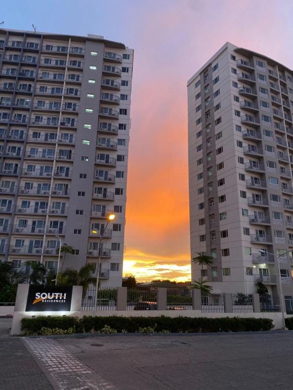 Cozy 2 BR Unit At South Residences SM Southmall Apartment in Las Pinas