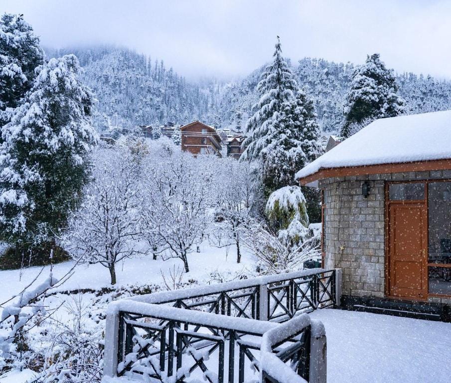 The ForestBound Cottage: Villa with an Epic View Villa in Manali