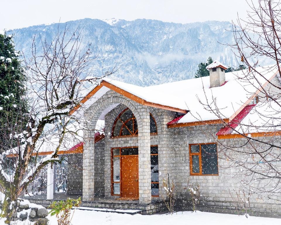 The ForestBound Cottage: Villa with an Epic View Villa in Manali