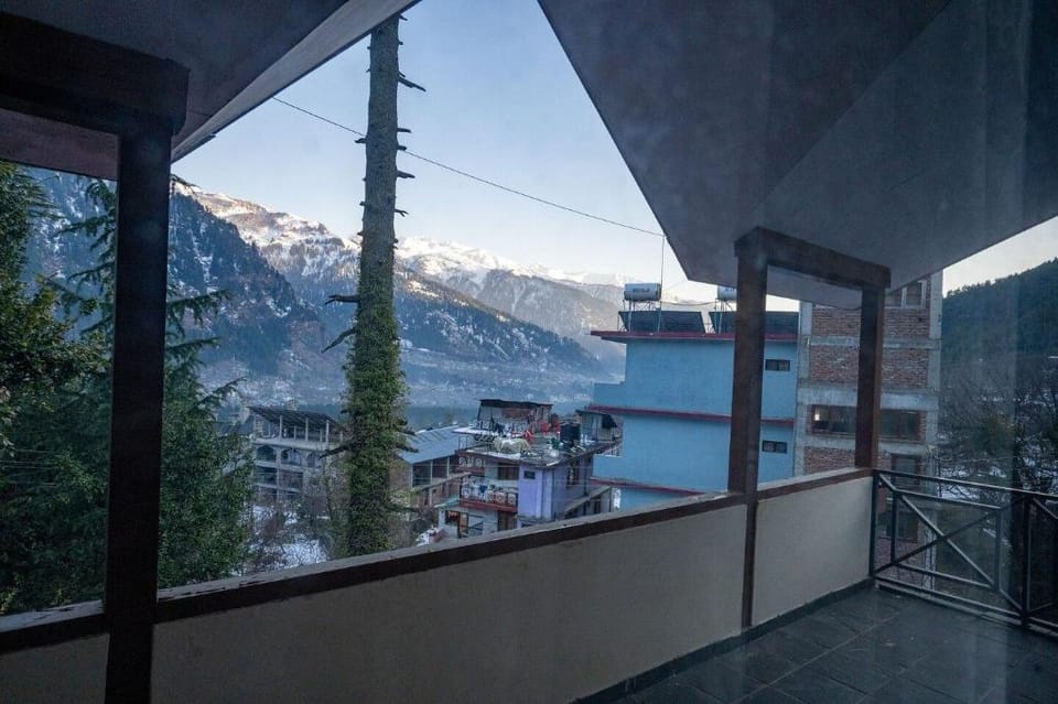 The ForestBound Cottage: Villa with an Epic View Villa in Manali