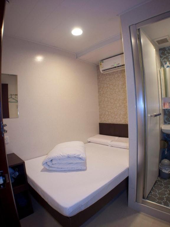 Budget Single Room @ Mong Kok, Room 0121, Kowloon District, Hong Kong SAR, China Apartment in Hong Kong