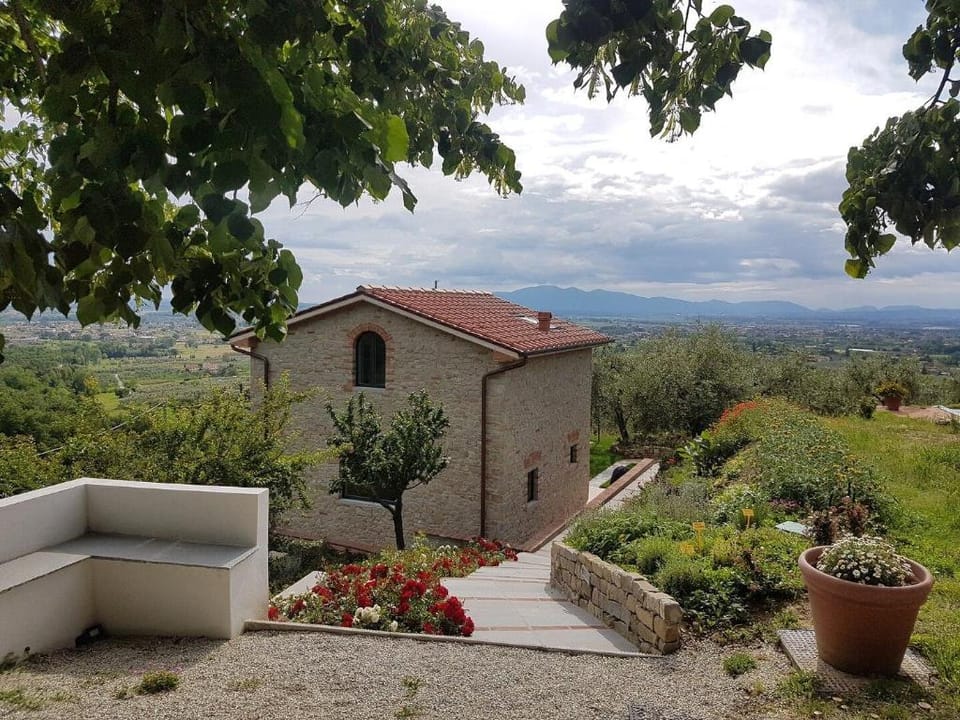 An old panoramic barn in the Tuscan countryside Vacation rental in Emilia-Romagna