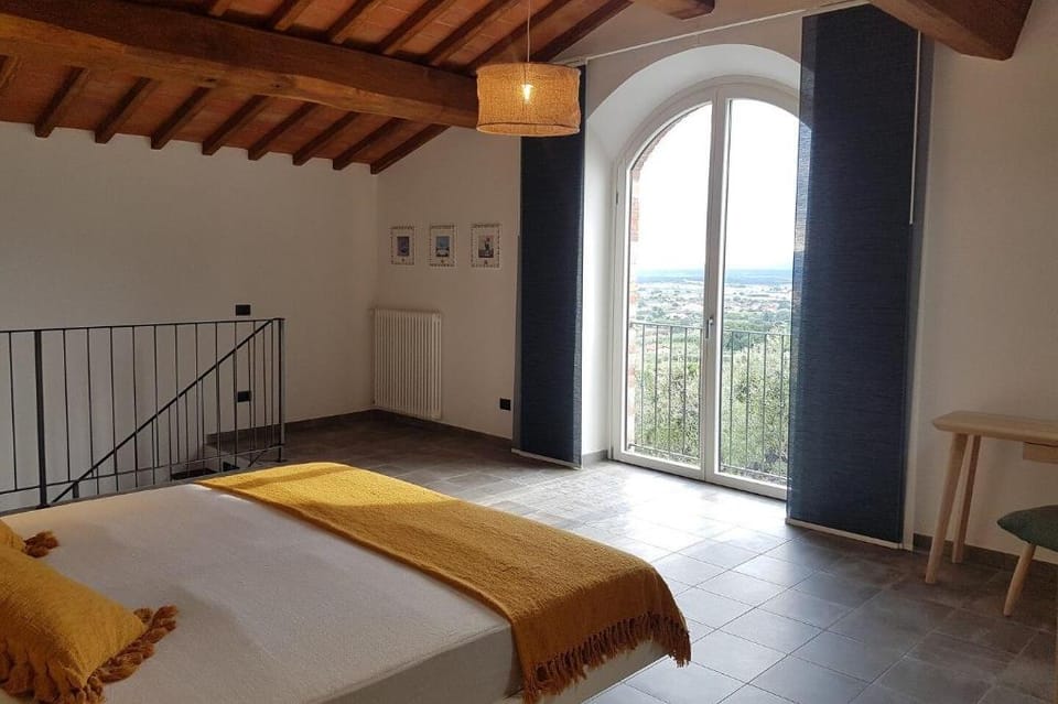An old panoramic barn in the Tuscan countryside Vacation rental in Emilia-Romagna