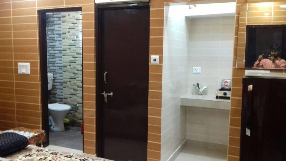 Posh, Safe Foreigner Area Lajpat Ngar Luxury Room Apartment in New Delhi
