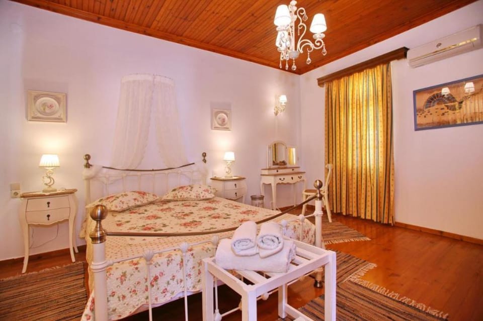 Villa Yiannoula with amazing sea view at Skopelos Old Port Villa in Skopelos