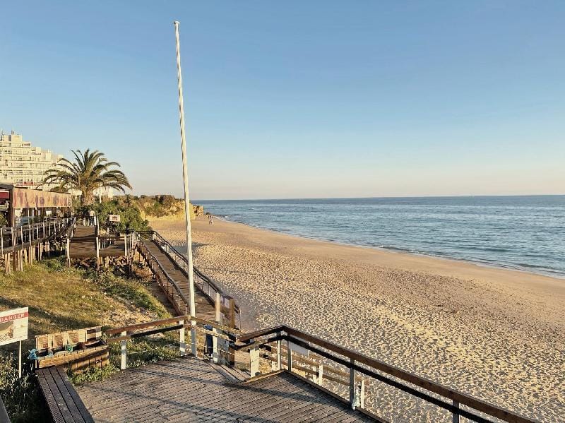 Beachfront Oura | 100m Beach, 300m Strip, 1Gb Wifi Apartment in Albufeira