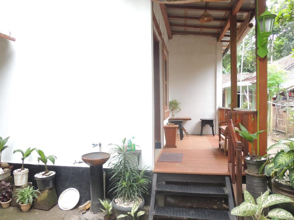 Dalem Sudarno Syariah by Ndalem Beong Apartment in Indonesia