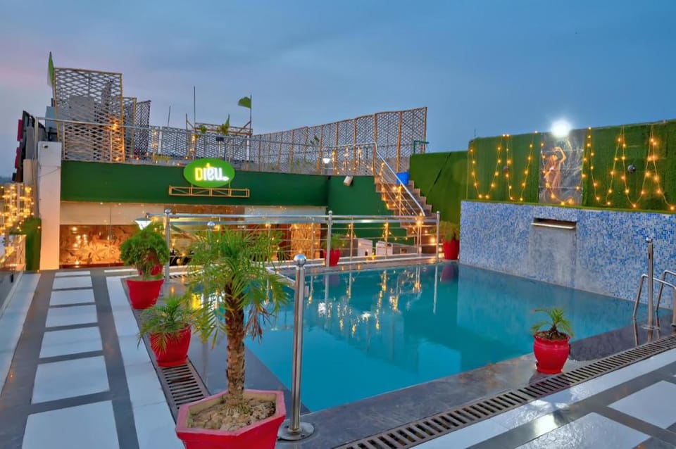 Crestline Sallow Club Hotel in Punjab, India