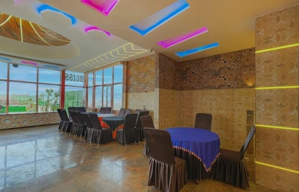 Crestline Sallow Club Hotel in Punjab, India