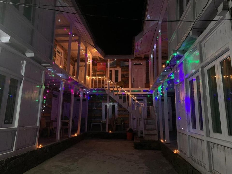 Old forest view guest house in pulga Vacation rental in Himachal Pradesh